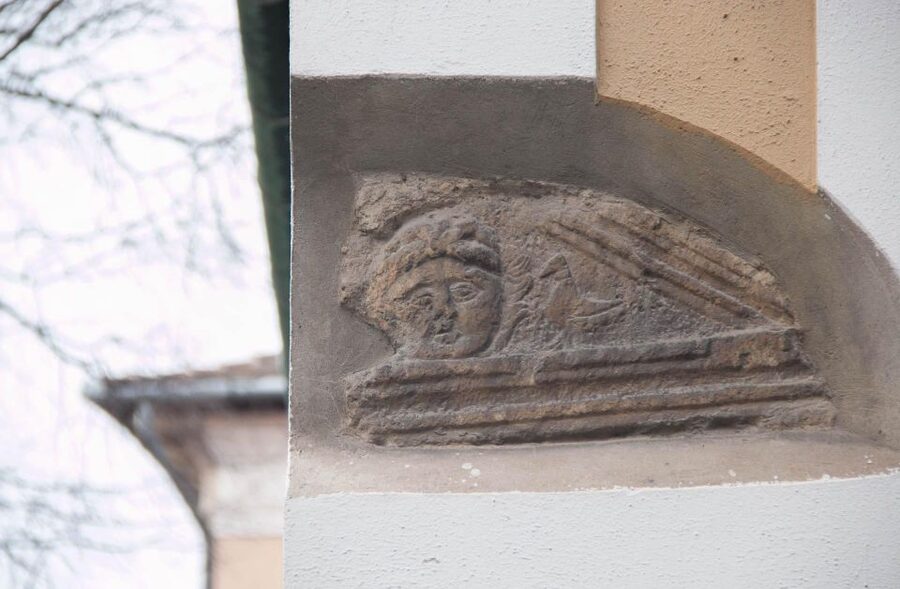 2 Hours Buda Castle Walking Tour - Walk with a Historian - Key points at a glance