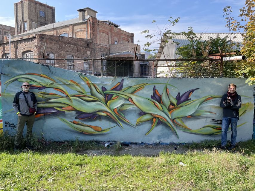 Alternative Bike tour: Graffiti Wall and Peace - The scavenger hunt keeps you looking