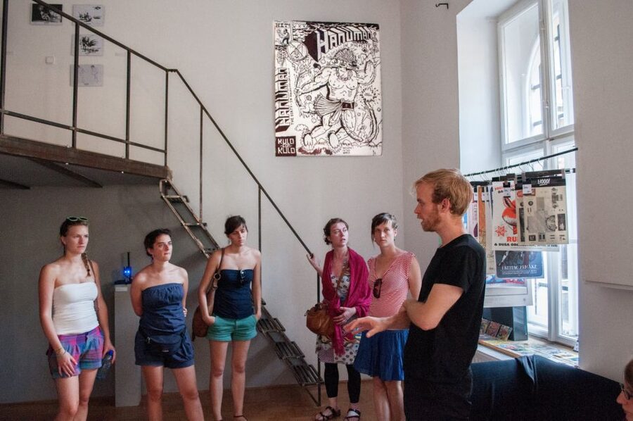 Alternative Budapest Walking Tour - What the guide adds