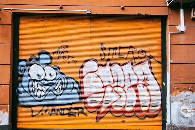 Alternative Street Art Free Walking Tour of Budapest - The stop at Szimpla Kert and the ruin-bar culture