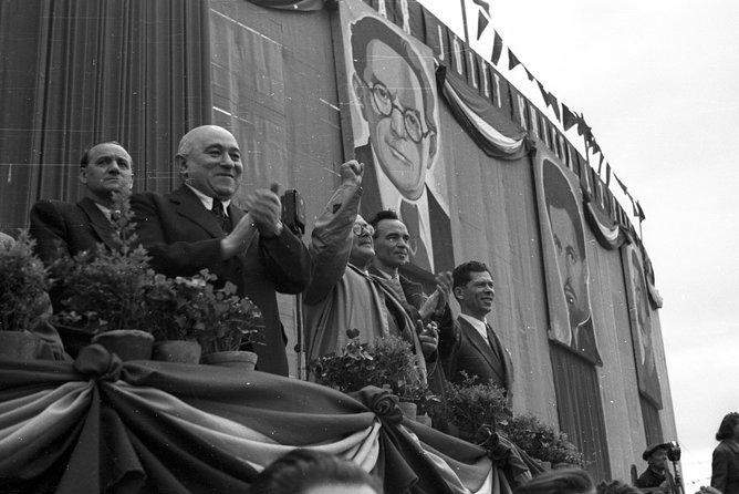 Born Under The Red Star - Communist tour with Coffee in a Retro Bar - The Liberty Statue and the question of freedom
