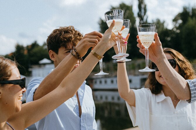 Bottomless Brunch and Cruise with Prosecco in Budapest - Arriving at Akadémia 2 ponton