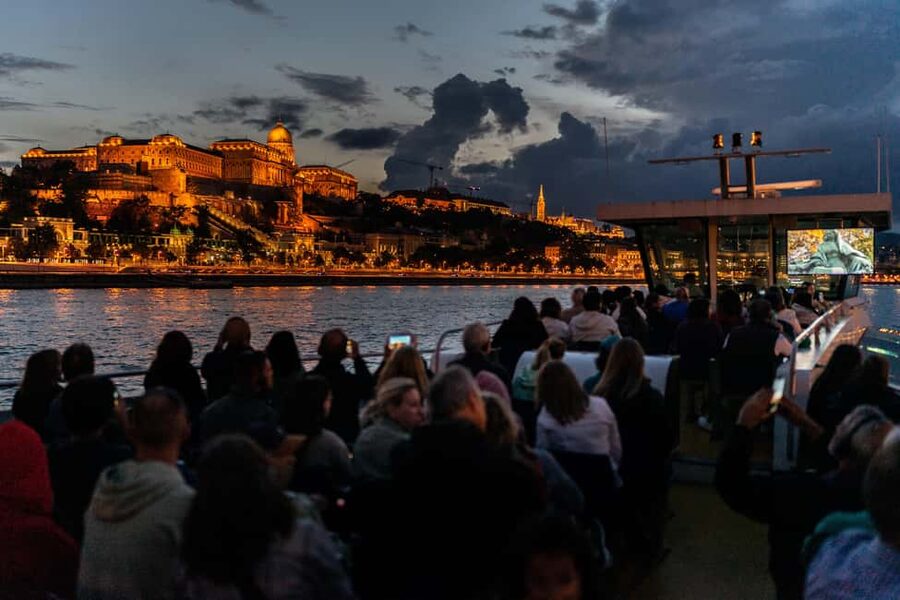 Budapest: 1-Hour Evening Sightseeing Cruise with Drink - Key points to know before boarding