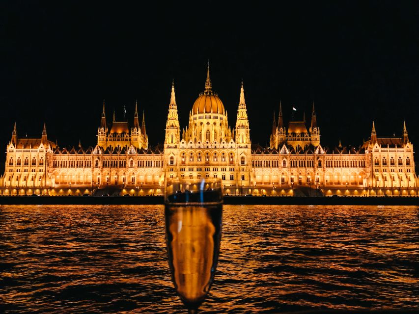 Budapest: 1-Hour Evening Sightseeing Cruise with Drink - What the audio guide adds