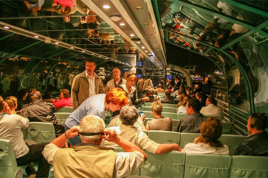 Budapest: 1-Hour Evening Sightseeing Cruise with Drink - The drink and the onboard setup