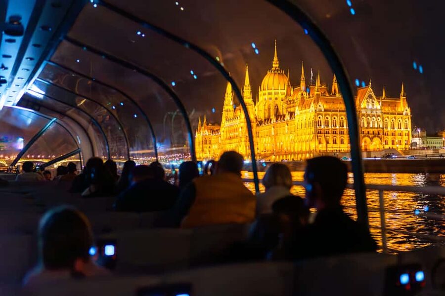 Budapest: 1-Hour Evening Sightseeing Cruise with Drink - Who should book this experience?