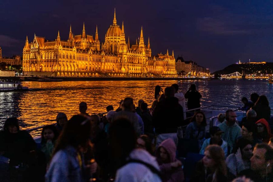 Budapest: 1-Hour Evening Sightseeing Cruise with Drink - Choosing the right departure time