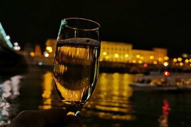Budapest: 1-Hour Highlights Cruise with Welcome Drink - Seats, open decks, and the welcome drink
