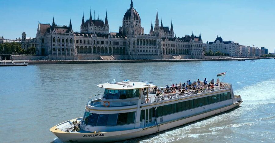 Budapest: 1-hour Sightseeing Danube River Cruise - Daylight or after dark?