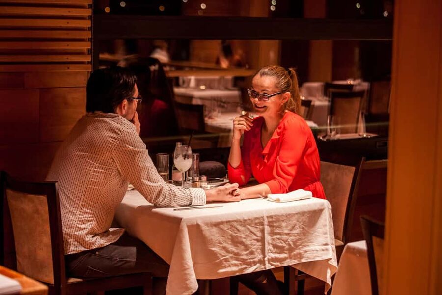 Budapest: 2-Course Dinner for 2 on a Boat Restaurant - The difference between a cruise and a boat restaurant
