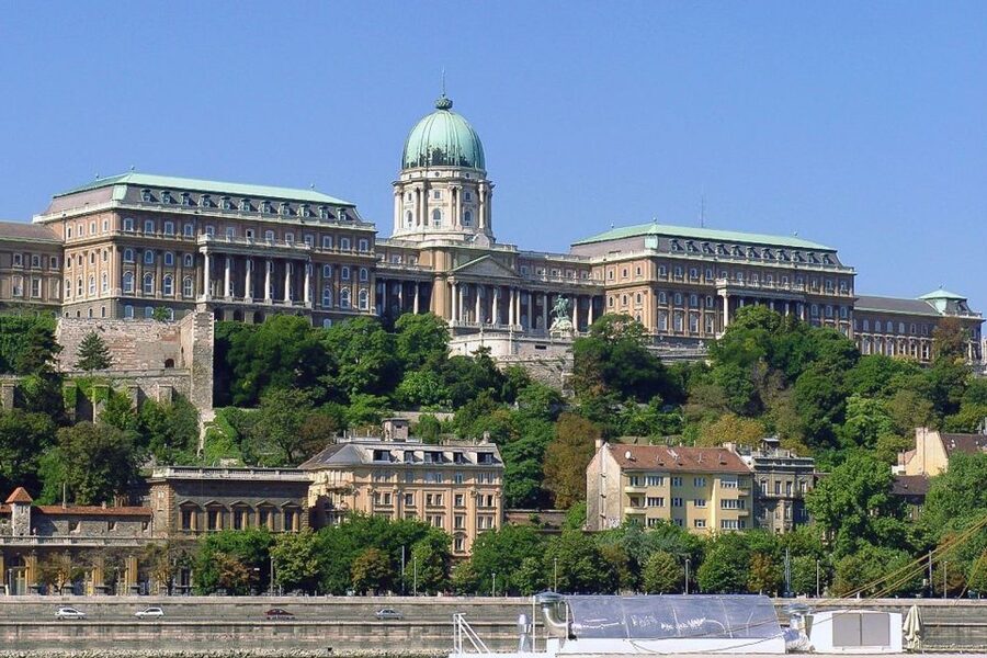 Budapest: 3-Hour Grand City Tour and Castle Walk - Guides, group size, and the human side