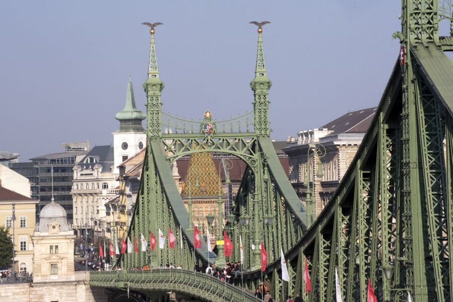 Budapest: 3-Hour Live Guided Sightseeing Tour - Crossing the Danube and entering Buda’s Castle District