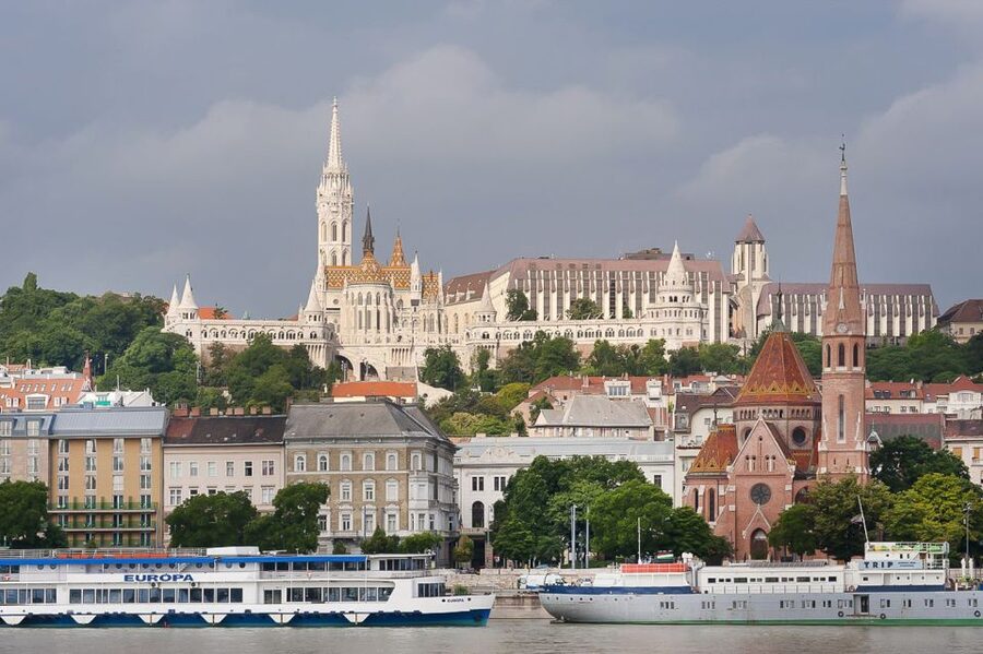 Budapest 3-Hour Walking Tour in Italian - Entering the Buda Castle area