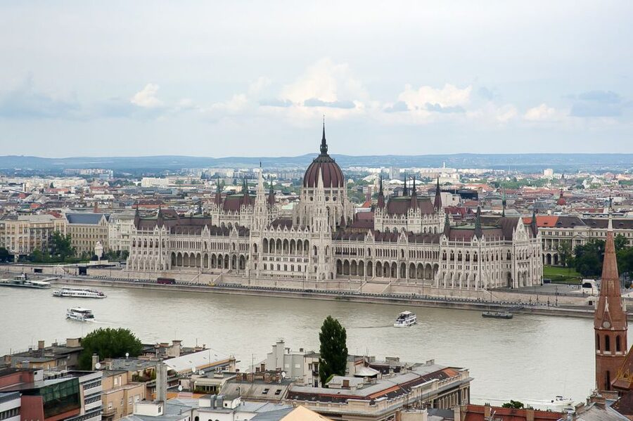 Budapest 3-Hour Walking Tour in Italian - Crossing the Danube from Pest to Buda