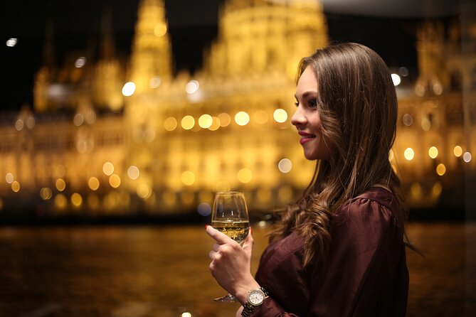 Budapest 4 course Dinner Cruise with Bar Piano and Welcome Drink - Timing, meeting point, and the late-arrival warning