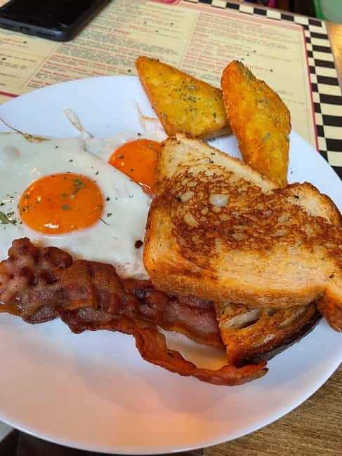 Budapest: 4-hour Bottomless Brunch w/ Cocktails & Craft Beer - Ruin Brew brings the ruin-bar mood to brunch