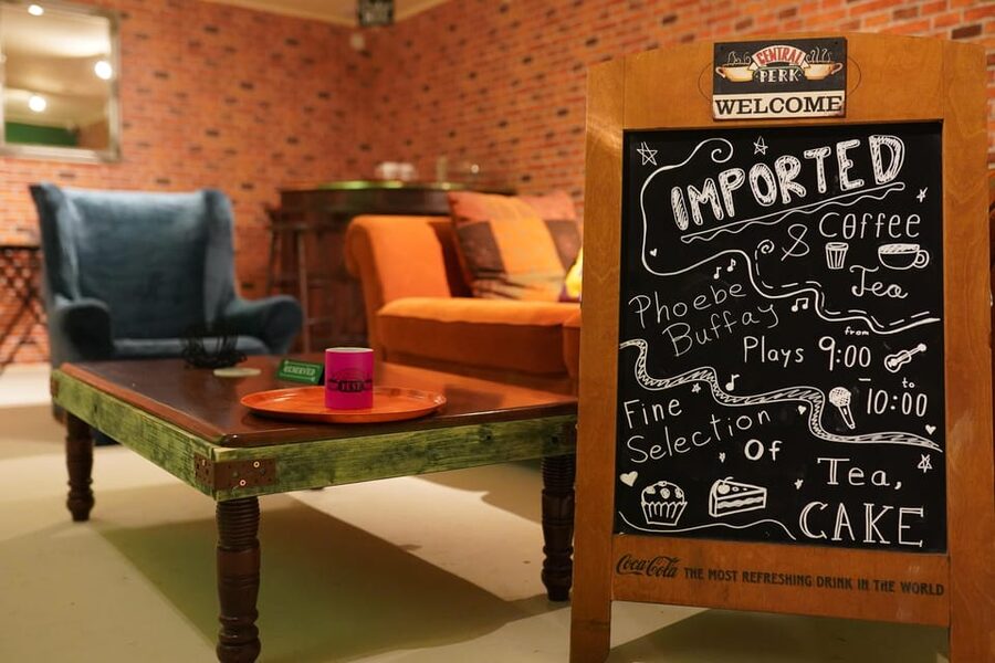 Budapest: 90s Sitcom Escape Room Adventure with Drinks - Key points to know before booking