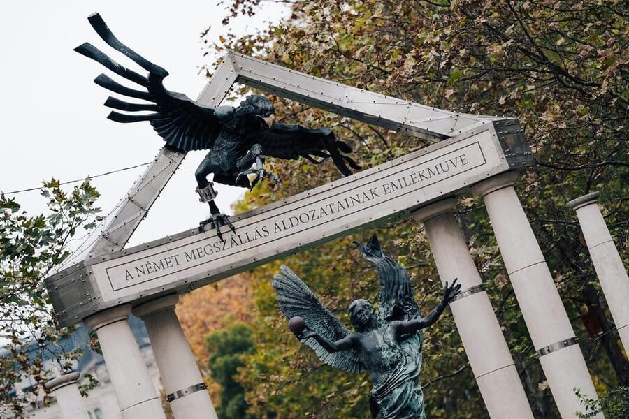 Budapest: Alternative Street Art & Jewish Tour - From old monuments to present-day bars