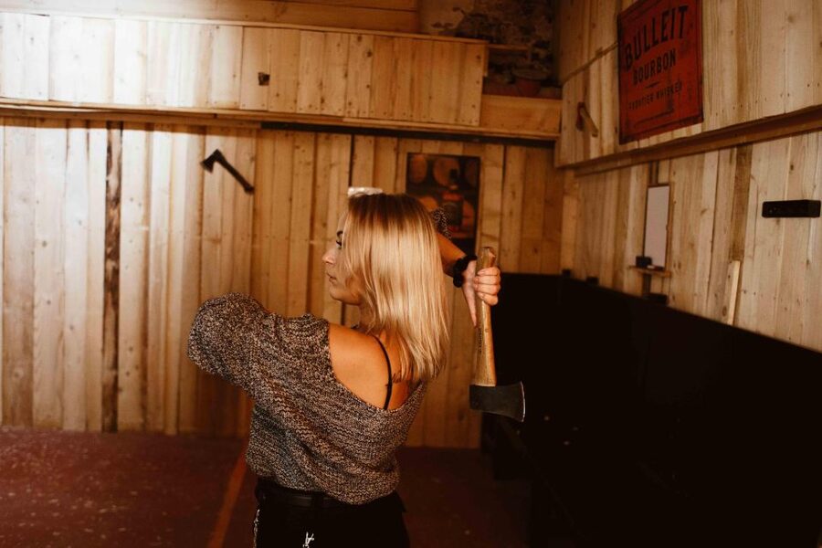 Budapest: Axe Throwing Experience - Ninja stars and other throwing options