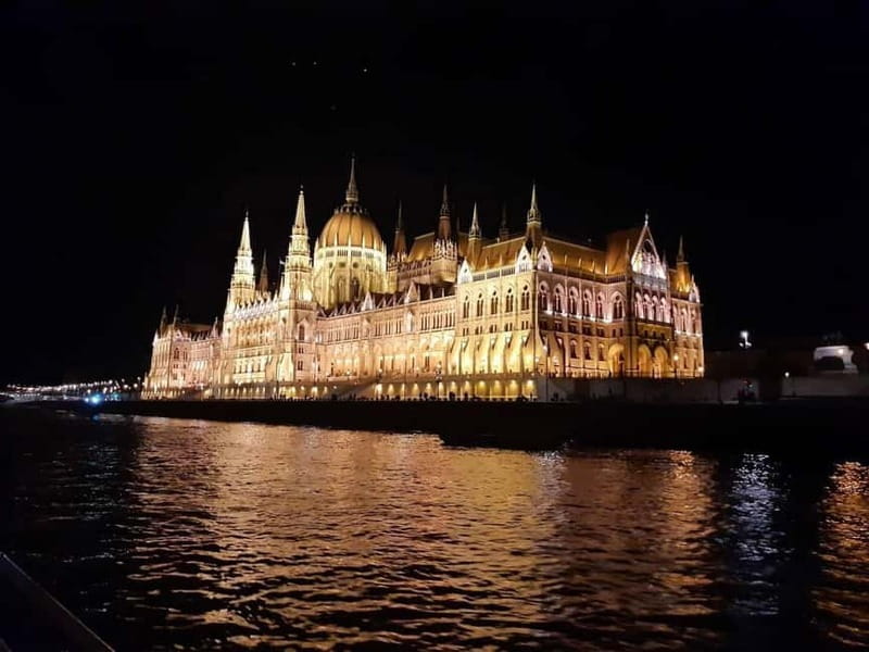 Budapest: Boat Cruise with Personal Guide and Drink - Why a guided Danube cruise is worth your hour