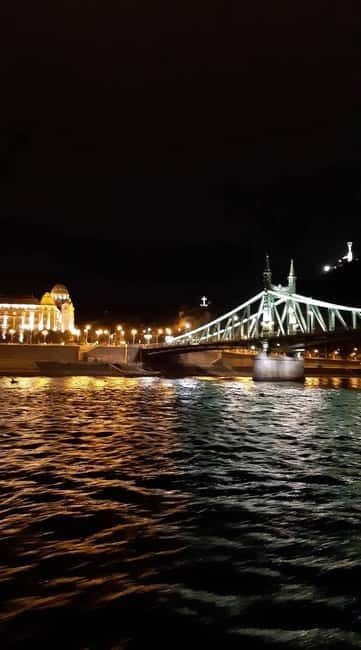 Budapest: Boat Cruise with Personal Guide and Drink - The drink and the onboard bar