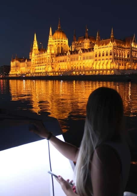 Budapest: Boat Cruise with Personal Guide and Drink - One hour between Buda and Pest