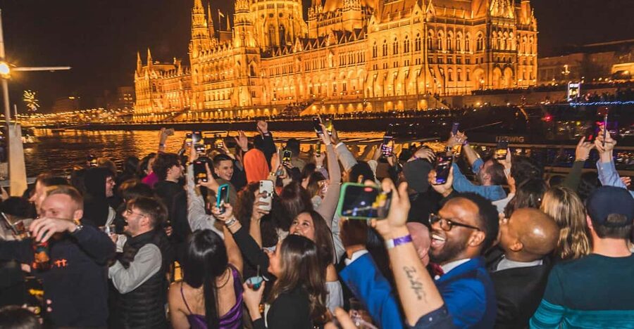 Budapest: Boat Party with option of Unlimited Drinks - How the price works for different types of nights