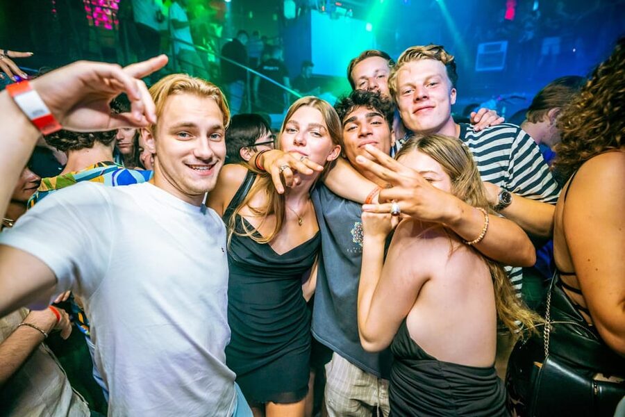 Budapest: Boat Party with option of Unlimited Drinks - Weather, timing, and practical expectations