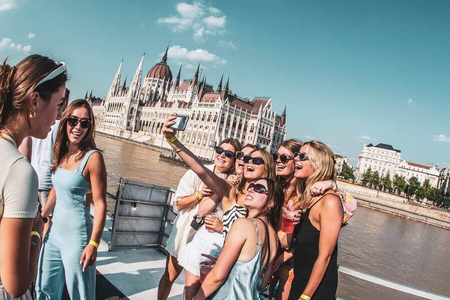 Budapest: Boat Party with option of Unlimited Drinks - The two-hour pre-party and the unlimited-drinks choice
