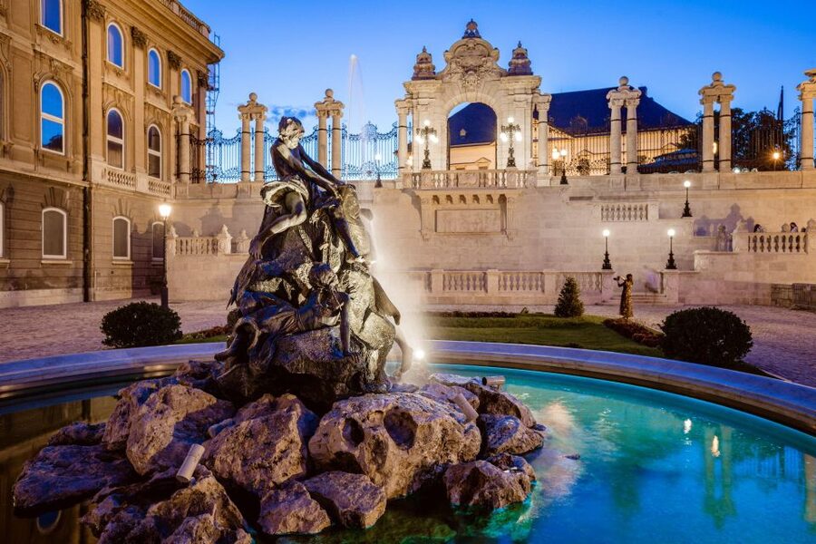 Budapest: Buda Castle Walk with Saint Stephen's Hall - Szent György Square and the royal story