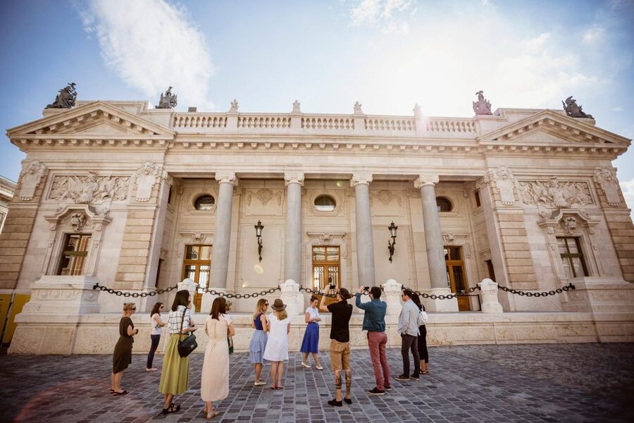 Budapest: Buda Castle Walk with Saint Stephen's Hall - Hunyadi Court and Lion Courtyard