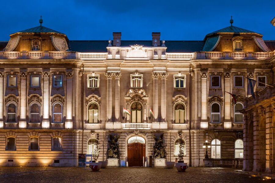 Budapest: Buda Castle Walk with Saint Stephen's Hall - St. Stephen’s Hall and the restored interior
