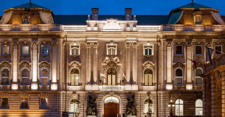 Budapest: Buda Castle Walk with Saint Stephen's Hall - The best time and the right type of visitor