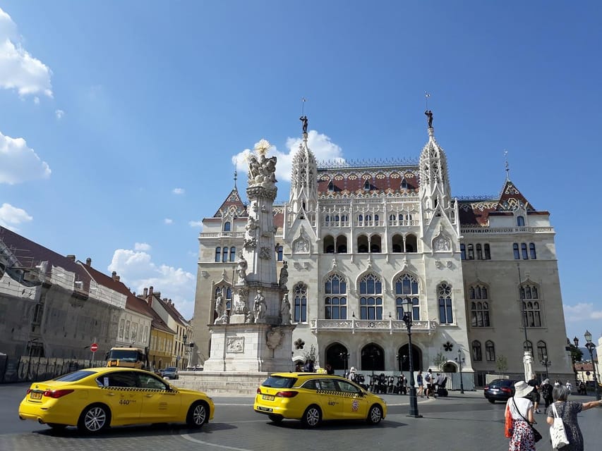Budapest: Buda Castle Walking Tour & Folk Music Performance - The Hungarian songs and dance at the end