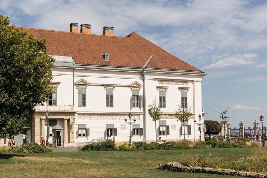 Budapest: Buda Castle Walking Tour & Folk Music Performance - Tárnok Street and Budapest’s changing architecture