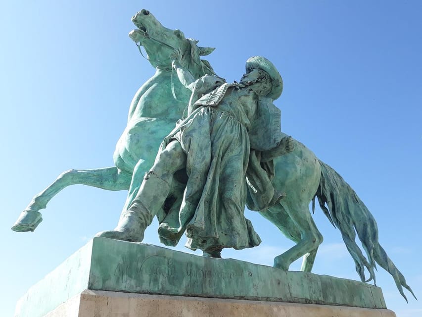 Budapest: Buda Castle Walking Tour & Folk Music Performance - Tóth Árpád promenade and the quieter side of the route