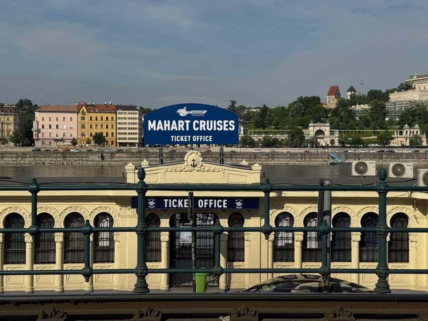 Budapest By Night Sightseeing Cruise - The first 15 minutes: Chain Bridge and Parliament
