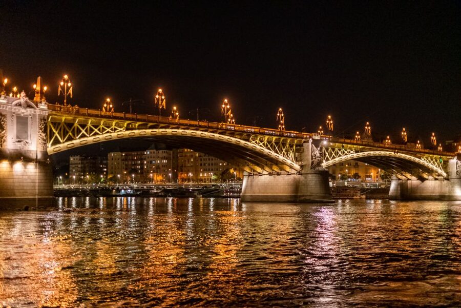 Budapest: Candlelit Dinner River Cruise with Live Music - Small details that can shape your evening