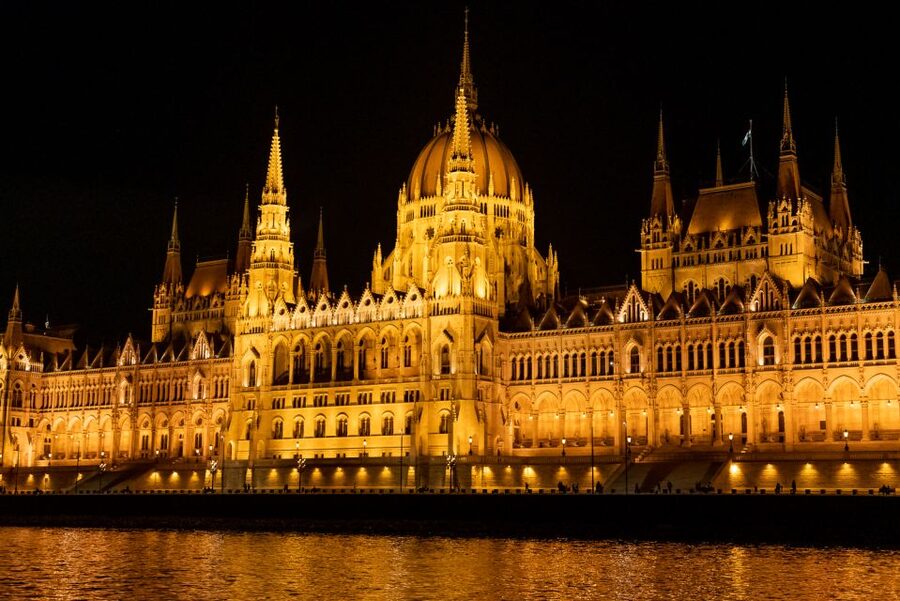 Budapest: Candlelit Dinner River Cruise with Live Music - A four-course dinner with real choices