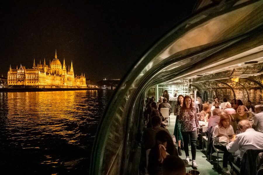 Budapest: Candlelit Dinner River Cruise with Live Music - Live music that supports dinner