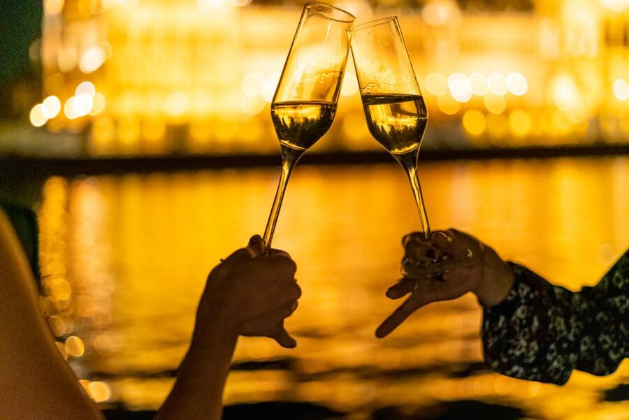 Budapest: Candlelit Dinner River Cruise with Live Music - Three bridges and a city of lights
