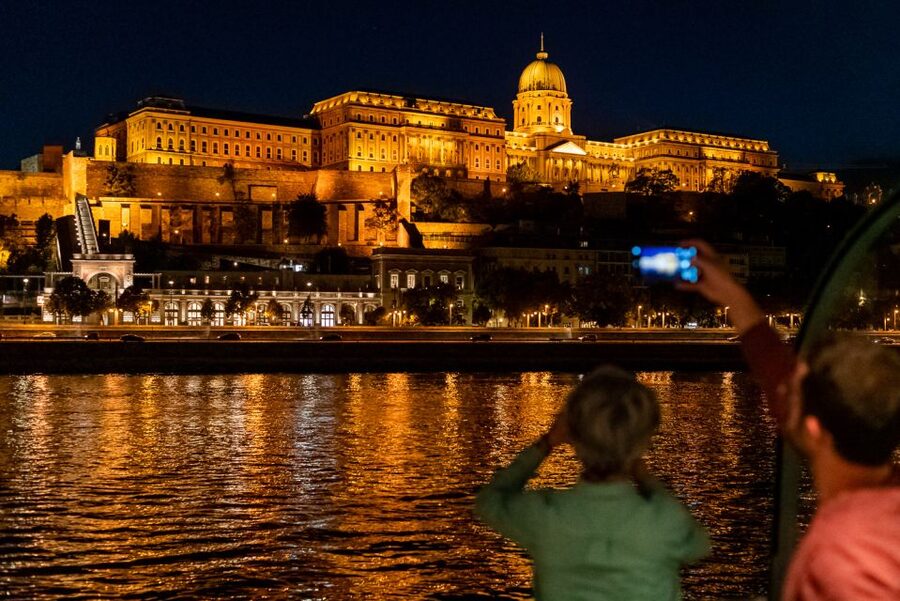 Budapest: Candlelit Dinner River Cruise with Live Music - Welcome drink, candlelight, and a relaxed start