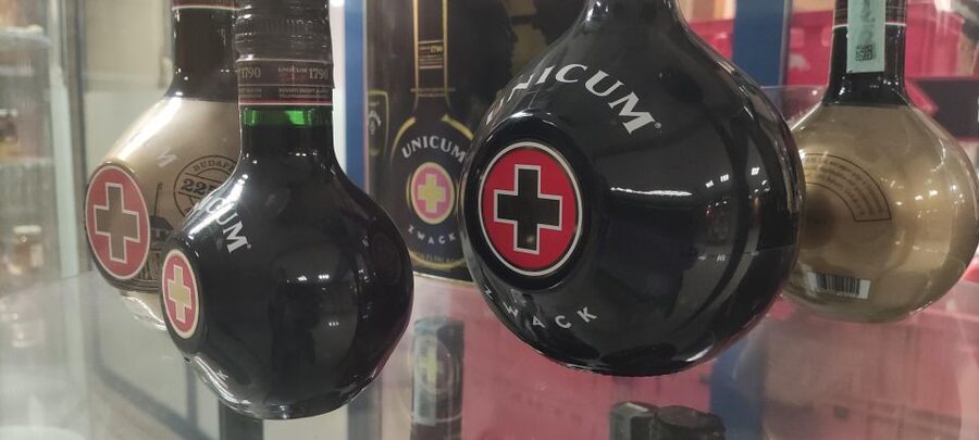 Budapest: Central Market Hall Guided Food Tour with Tastings - Hungarian wine explained with a 3D map