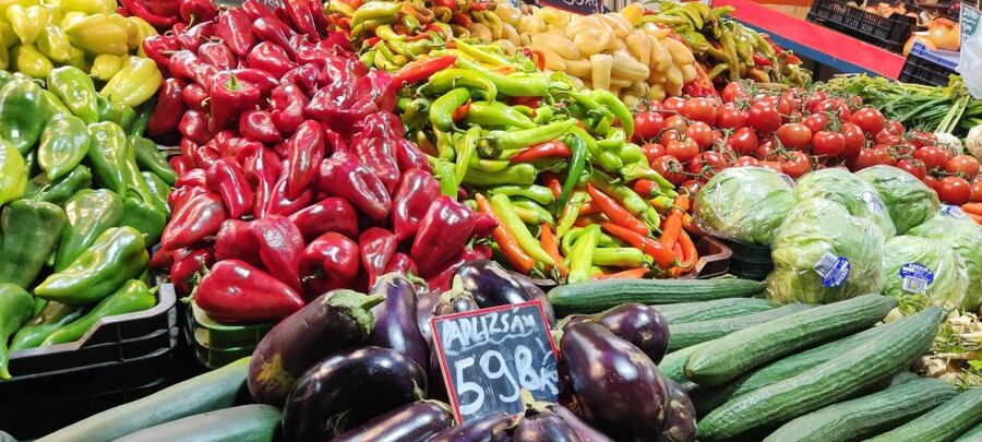 Budapest: Central Market Hall Guided Food Tour with Tastings - What you taste: from sausage to three kinds of honey
