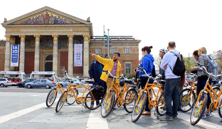 Budapest: City Bike Tour with Coffee Stop - Coffee, pastry, and the value of the break
