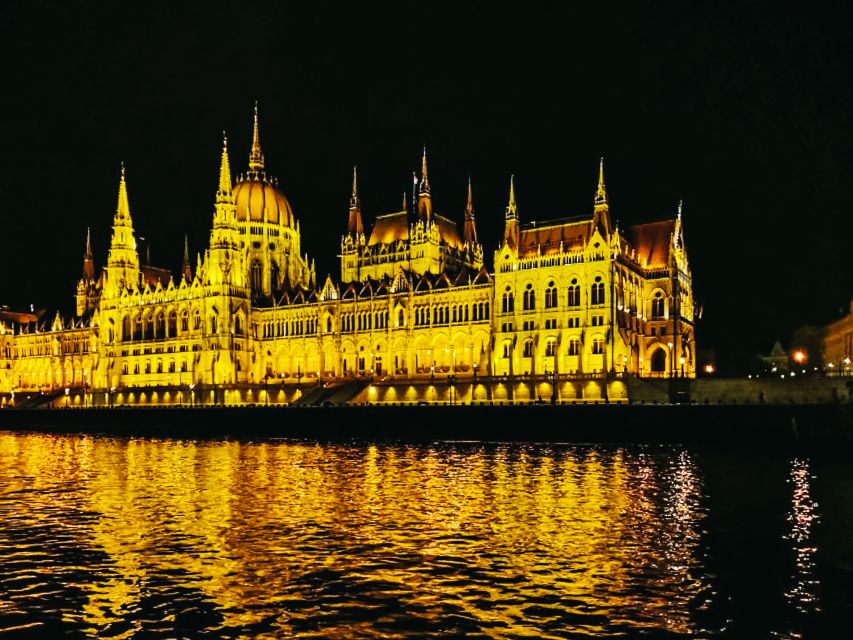 Budapest: City Highlights Cruise with Welcome Drink - Picking the best seat on board