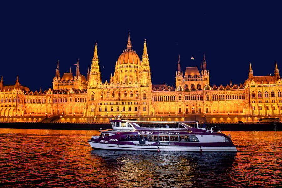 Budapest: Danube Cruise with Folk Dancing and Drinks - Hungarian Music, Costumes, and Dance Instruction