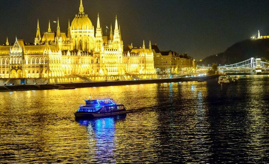 Budapest: Danube Drink and Piano Show - Gellért Hill and the southern stretch