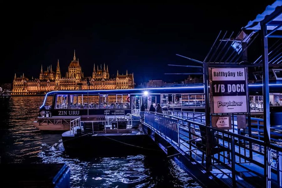 Budapest: Danube River Sightseeing Cruise with Audio Guide - Seats, photos, and onboard comfort