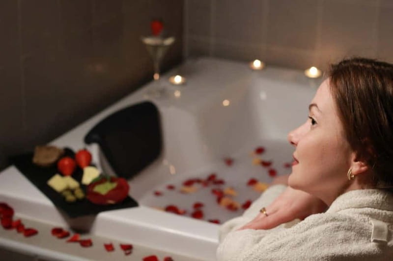 BUDAPEST, Day Spa : Couples Massage with Roses Bubble Bath - A three-hour pause in central Budapest